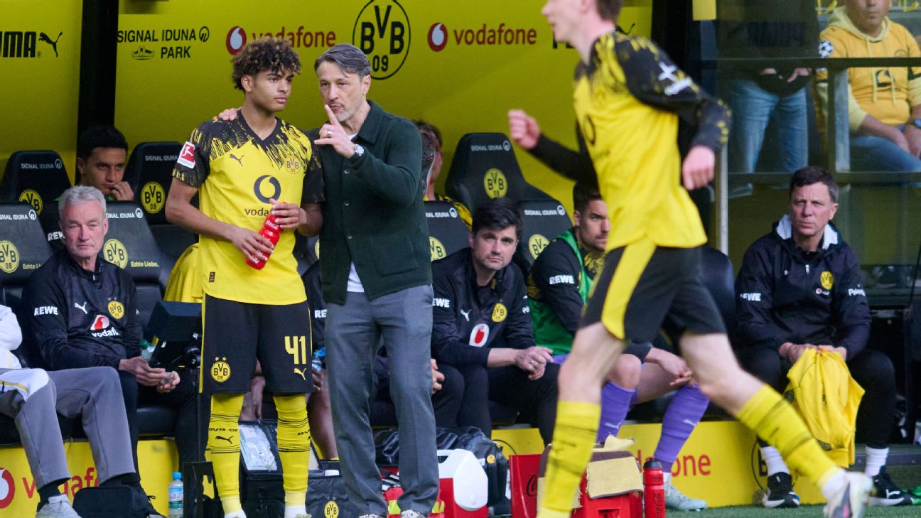 Albert, 16, supera a Reyna en Bundesliga - Mathis Albert en su debut con Borussia Dortmund