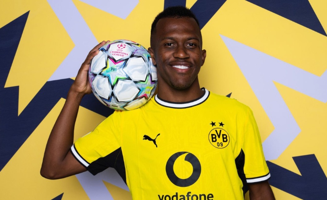 Dortmund confirma baja de Justin Lerma por lesión muscular - Justin Lerma recibe atención médica del cuerpo técnico del Borussia Dortmund tras su lesión.