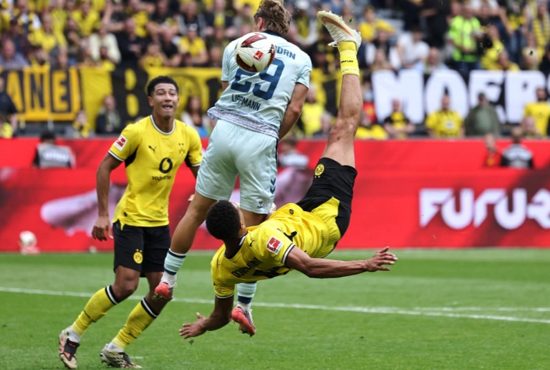 Felix Nmecha marca chilena en el minuto 89 y sella victoria del Dortmund