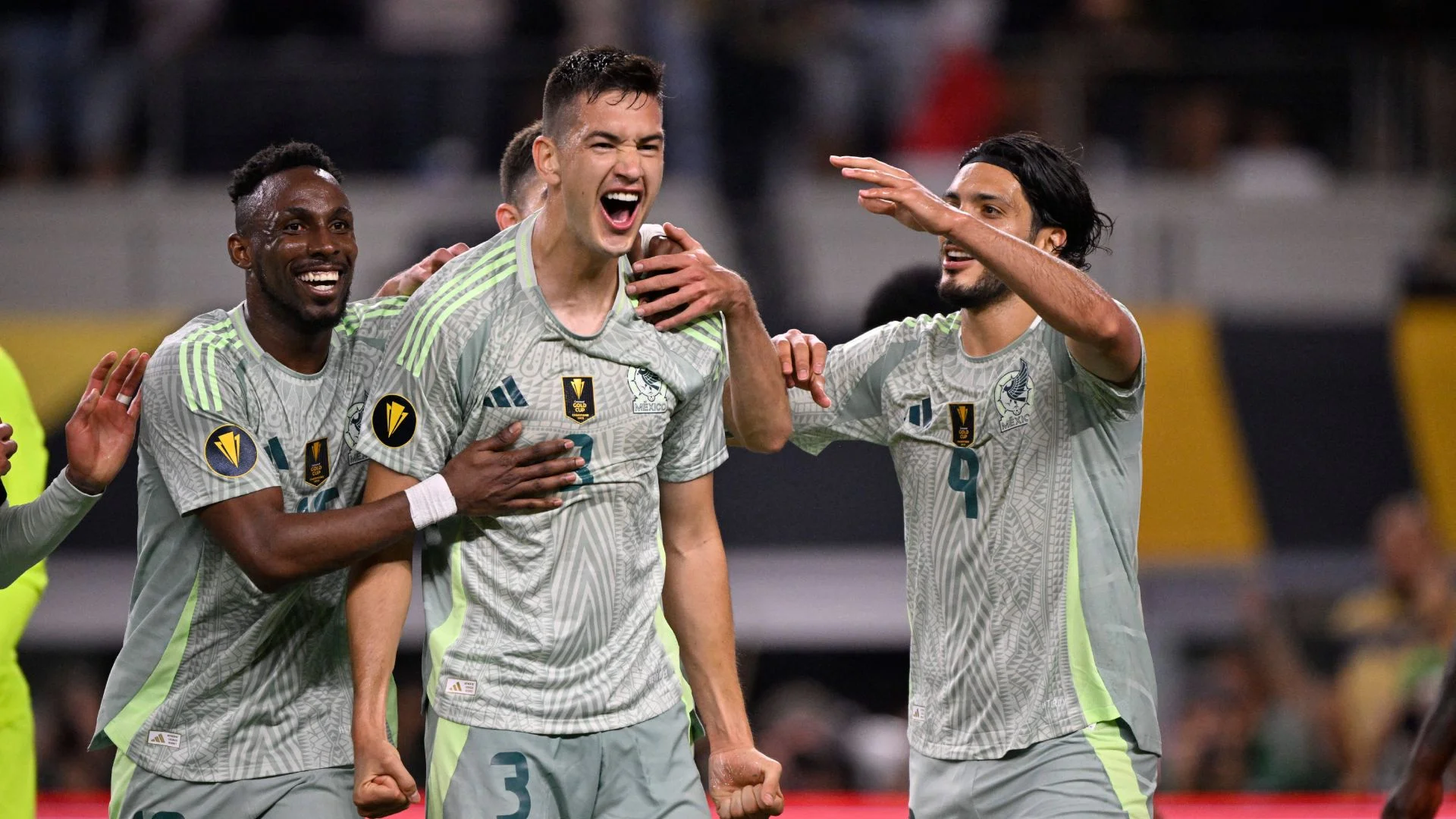img of México vence 2‑0 a Surinam y asegura su pase a cuartos de la Copa Oro