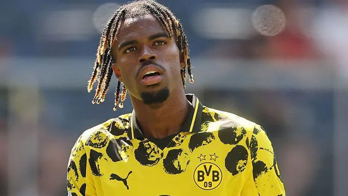Carney Chukwuemeka firma con Borussia Dortmund hasta 2030