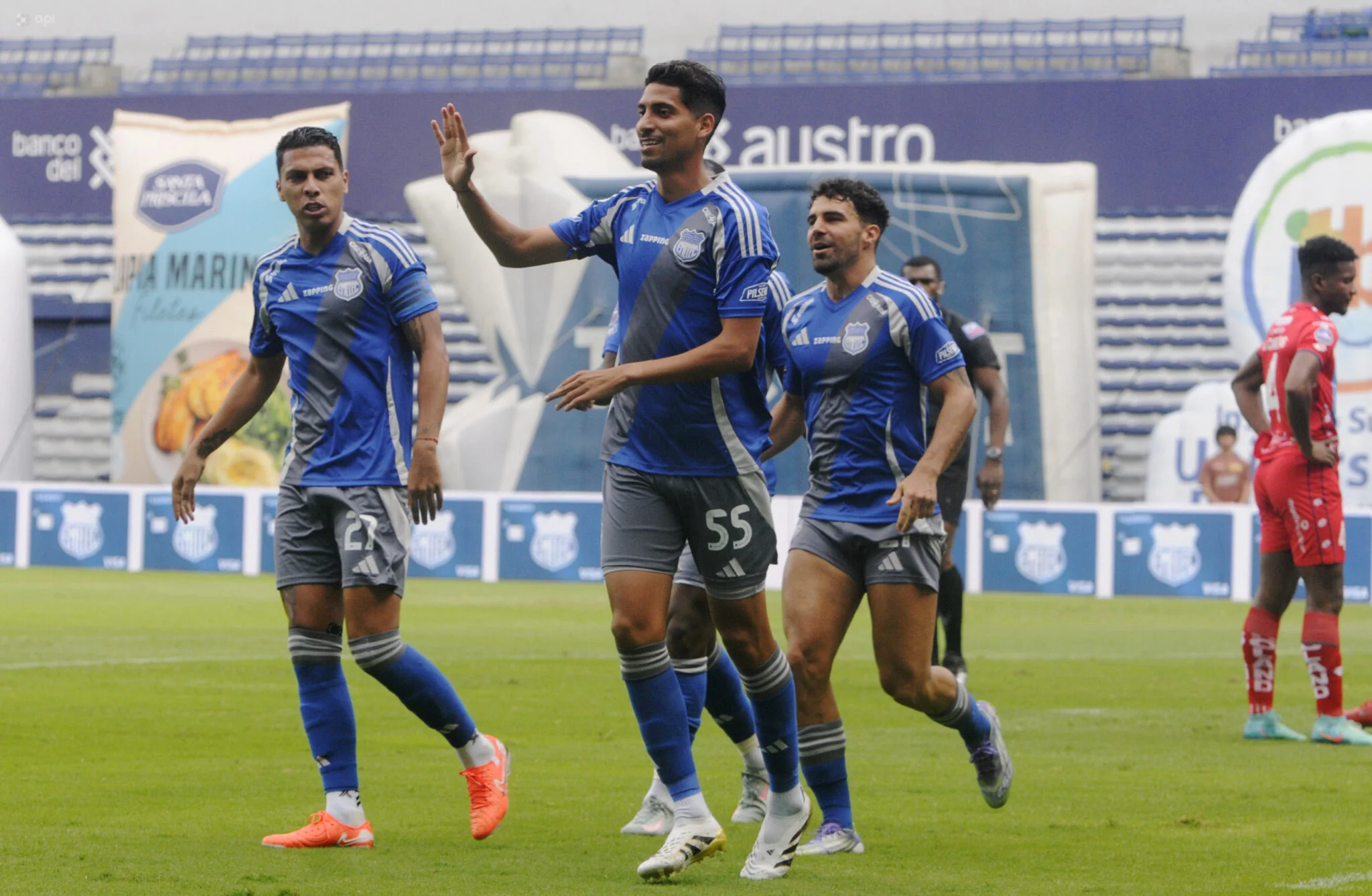 img of Emelec golea 4-0 al El Nacional y se aferra a la pelea internacional
