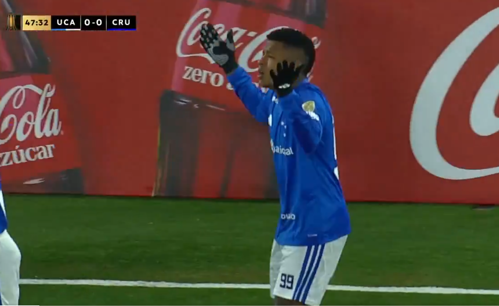 img of Keny Arroyo recibe tarjeta roja en el minuto 48