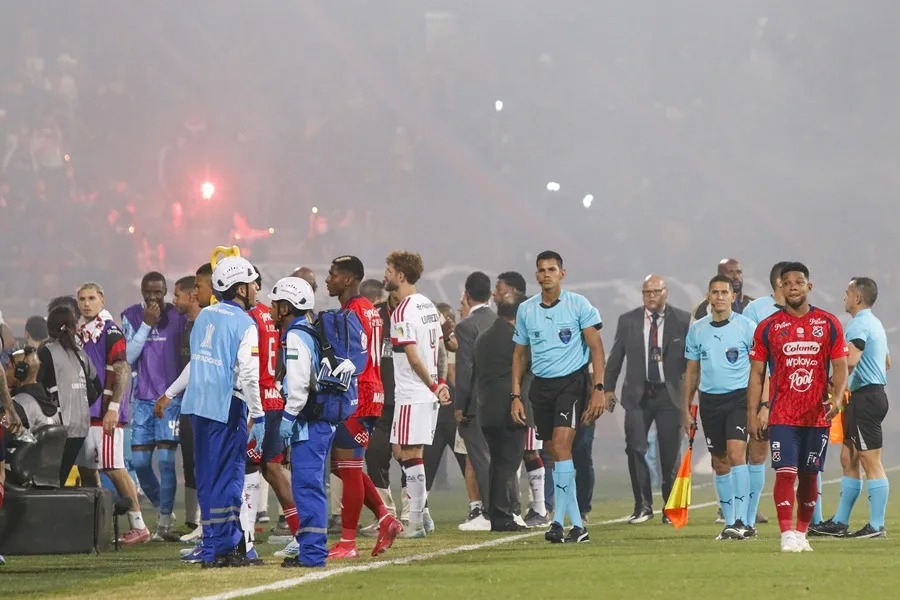 Independiente Medellín: disturbios cancelan partido ante Flamengo - Aficionados del DIM lanzaron bengalas al terreno de juego