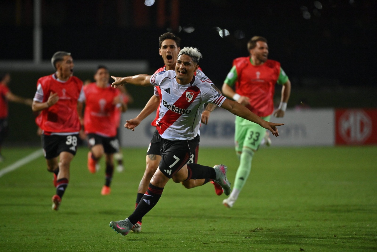 River supera a Carabobo en los descuentos y se acerca a octavos de la Sudamericana