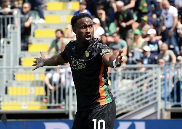 Yeboah sella su gran momento en Italia con asistencia decisiva - John Yeboah celebra su asistencia decisiva en el partido del Venezia FC