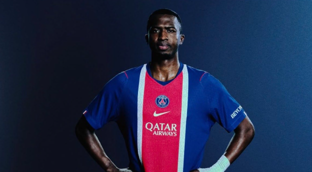 Willian Pacho protagoniza la nueva camiseta del PSG - Willian Pacho en la presentación de la nueva camiseta del PSG