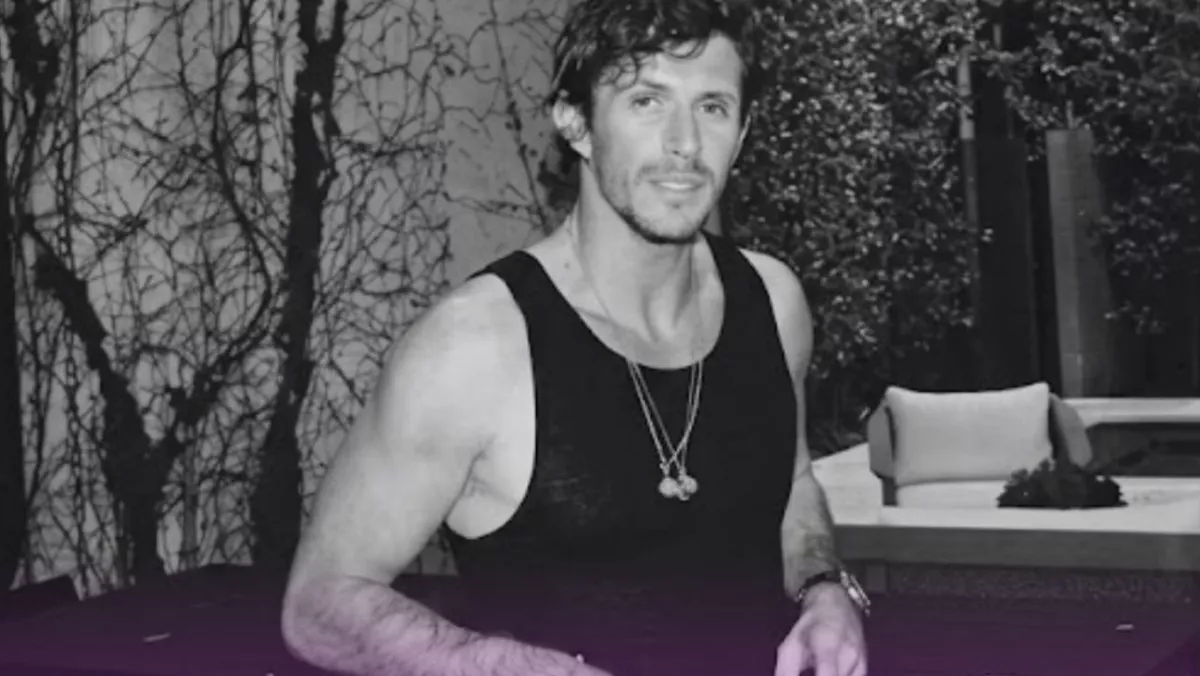 Jake Hall muere tras chocar contra puerta de vidrio