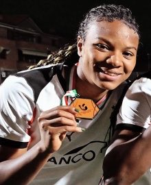Doménica Arboleda se corona campeona con el AC Milan Sub-19 - Doménica Arboleda con el trofeo de campeona