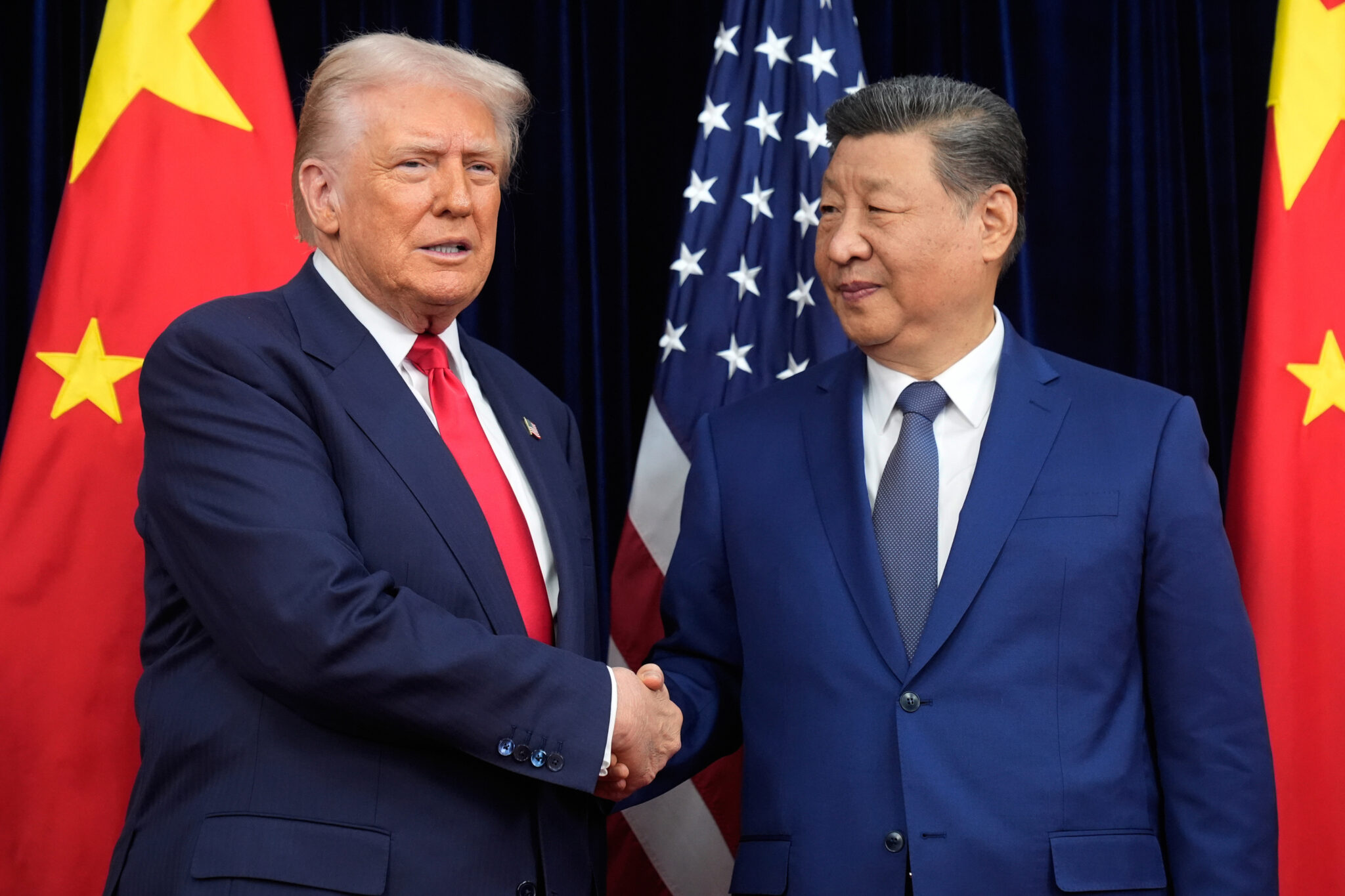 Trump supera tensiones globales en visita a China - Donald Trump aterriza en Pekín para iniciar una visita diplomática de alto impacto