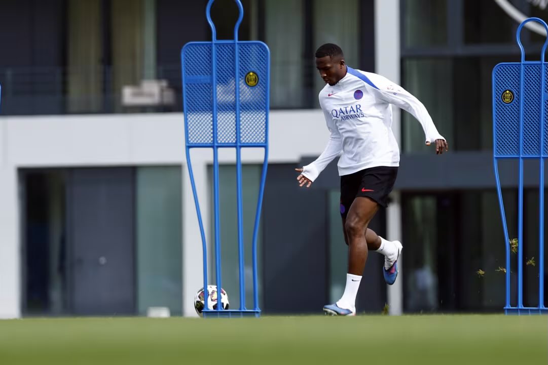 Willian Pacho se recupera para la final de la Champions League - Willian Pacho en entrenamiento con el PSG