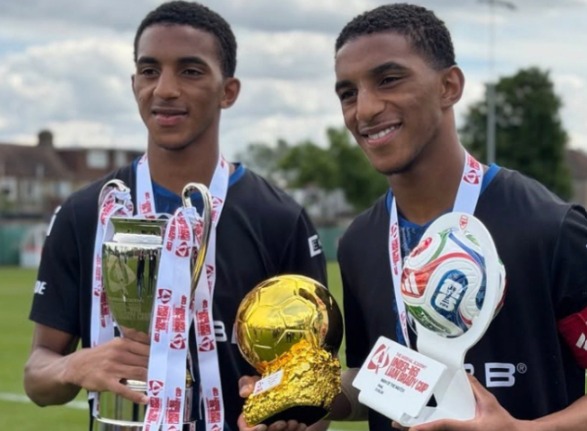IDV supera a Slavia Praga y gana la Liam Brady Cup - IDV celebra su título en la Liam Brady Cup