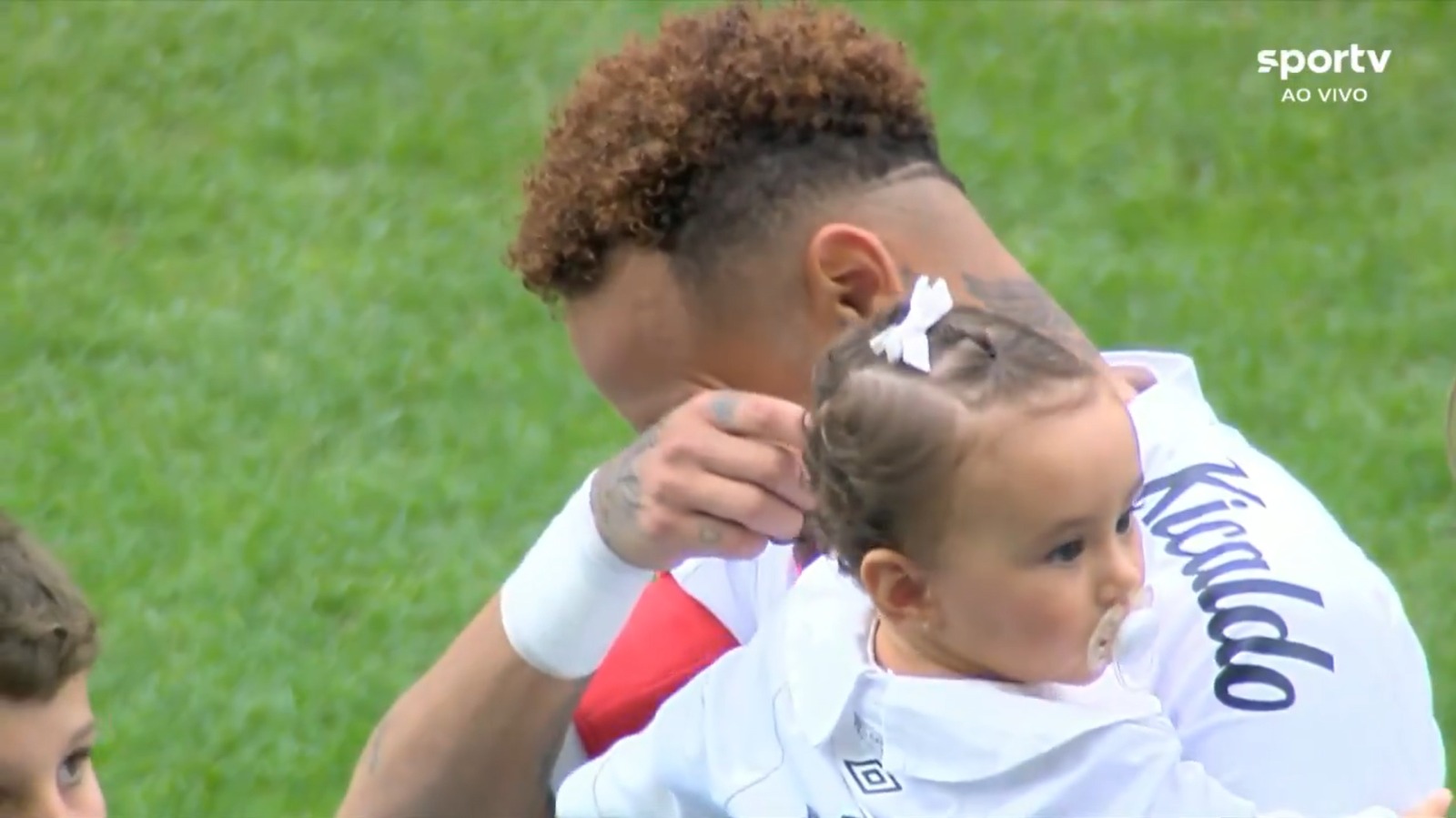 Neymar se emociona al escuchar himno de Brasil