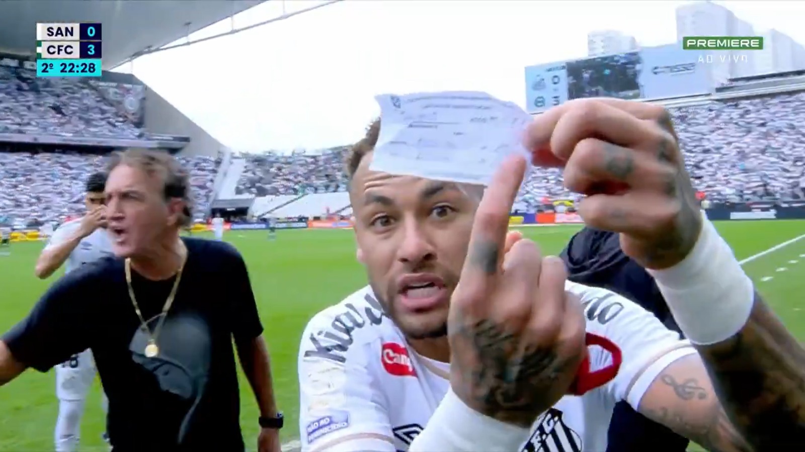 Neymar explota tras error arbitral en Brasil