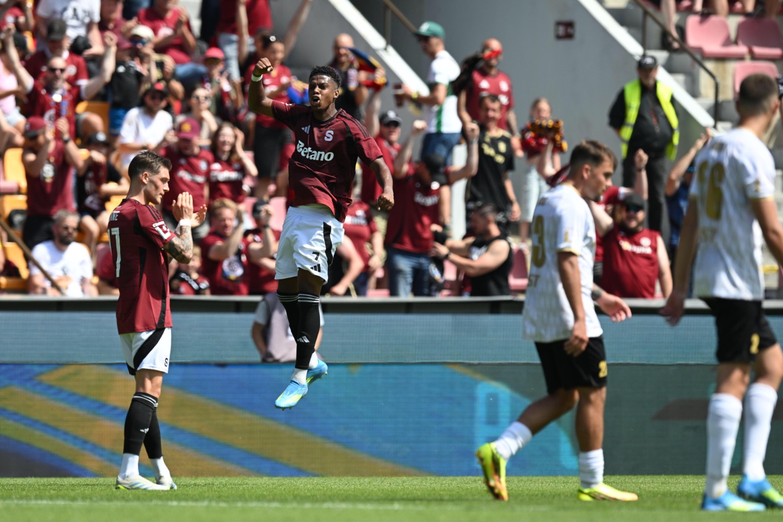 John Mercado sella segundo gol consecutivo con Sparta Praga