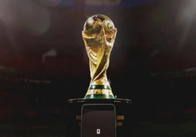 Mundial 2026: activa el modo especial en WhatsApp - Imagen de un teléfono con el modo Mundial activado