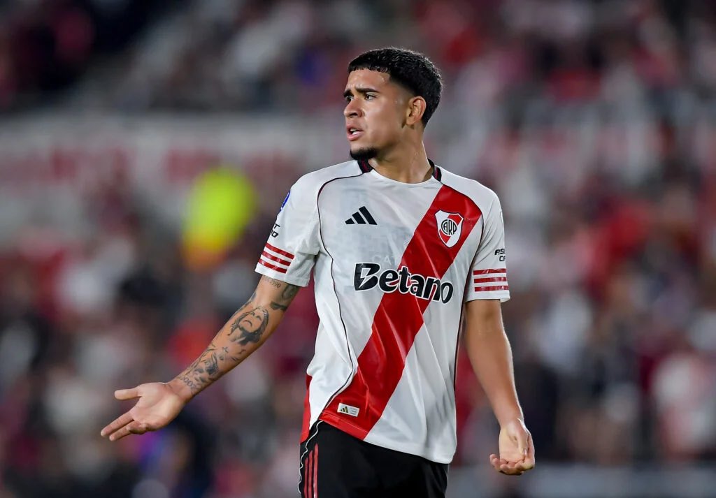 Kendry Páez: Chelsea evalúa acortar préstamo con River Plate - Kendry Páez en acción con River Plate