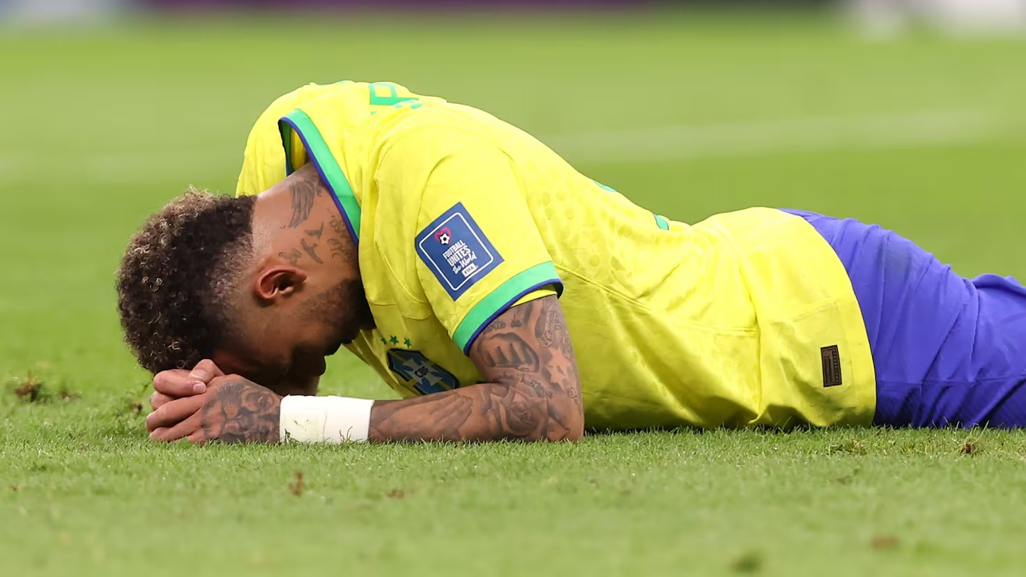 Neymar sufre lesión muscular y podría perderse debut en Mundial - Neymar se recupera de lesión muscular