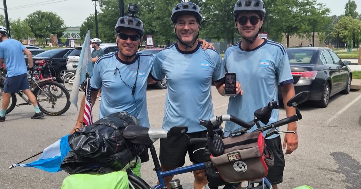 Ciclistas argentinos recorren 17 países para apoyar a su selección