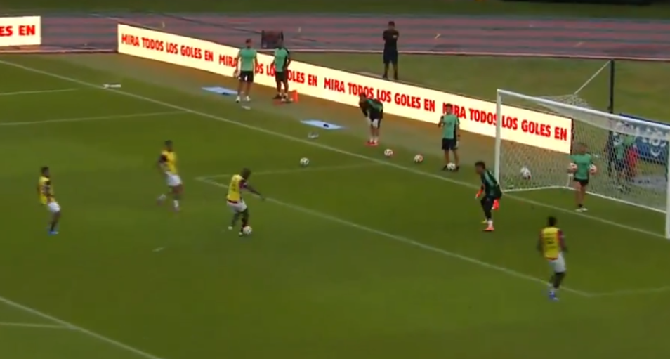 img of Panamá tropieza en entrenamiento con error bajo el arco