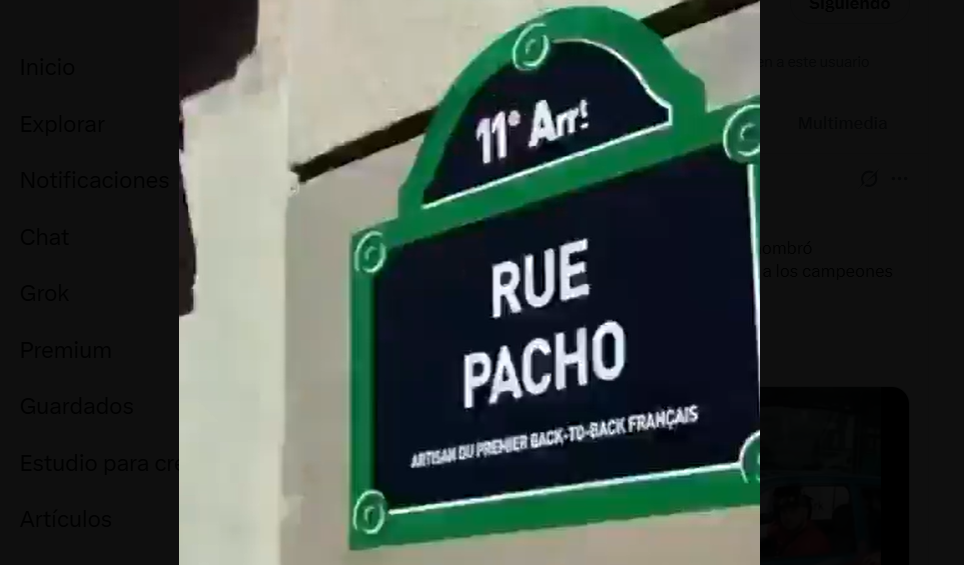 Pacho recibe homenaje en París - Willian Pacho en una calle de París con su nombre