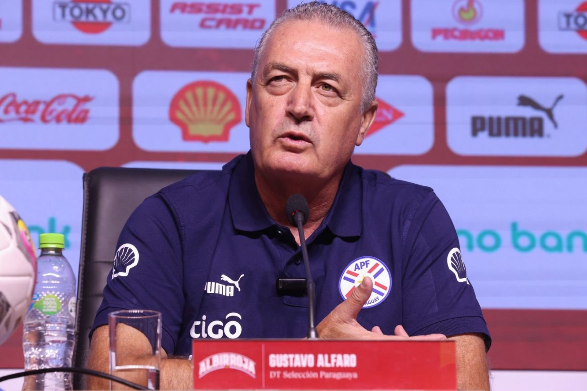 Gustavo Alfaro: 'Tenemos ilusión, no expectativa' antes de viaje mundialista - Gustavo Alfaro, técnico de Paraguay, con lágrimas en los ojos
