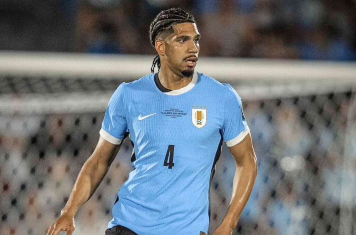 img of Ronald Araújo sufre lesión muscular, cuestionan gestión de Bielsa