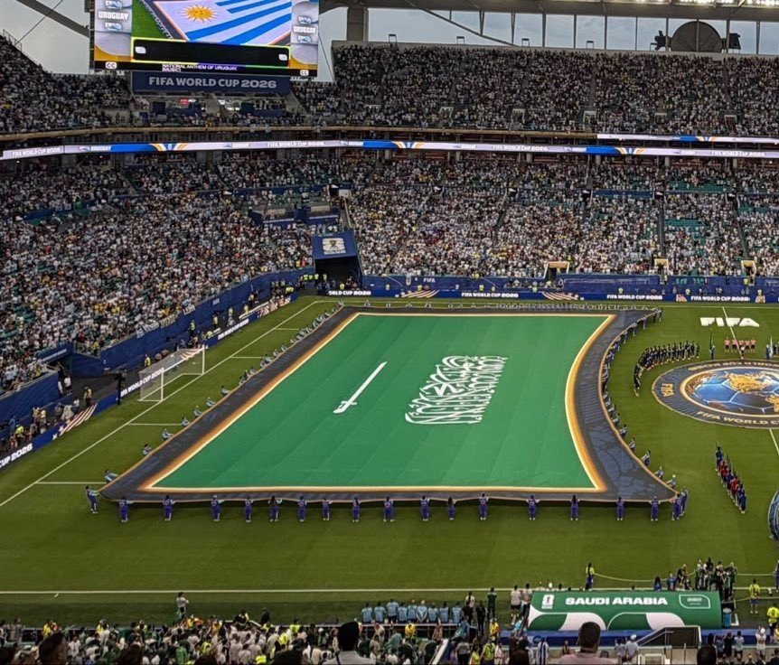 Arabia Saudita solicita a la FIFA respeto a su bandera - La bandera de Arabia Saudita se mantiene elevada durante la ceremonia prepartido