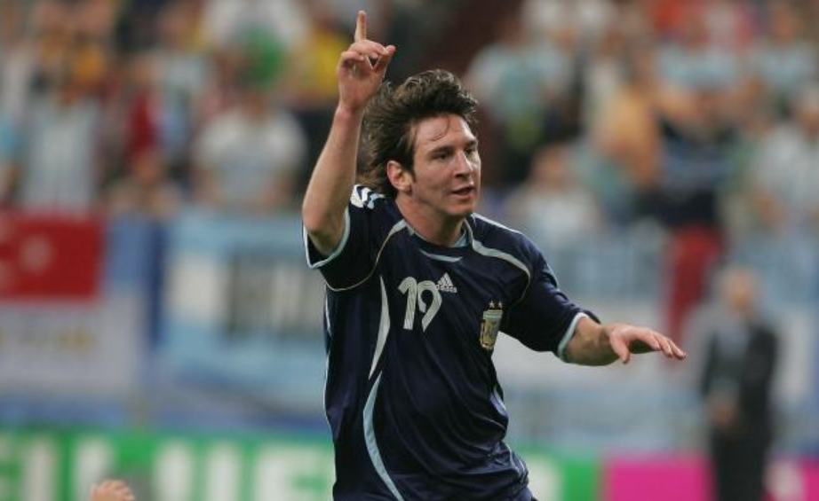 Messi se estrena en su sexta Copa del Mundo 20 años después de su debut - Messi en su debut en la Copa del Mundo 2006