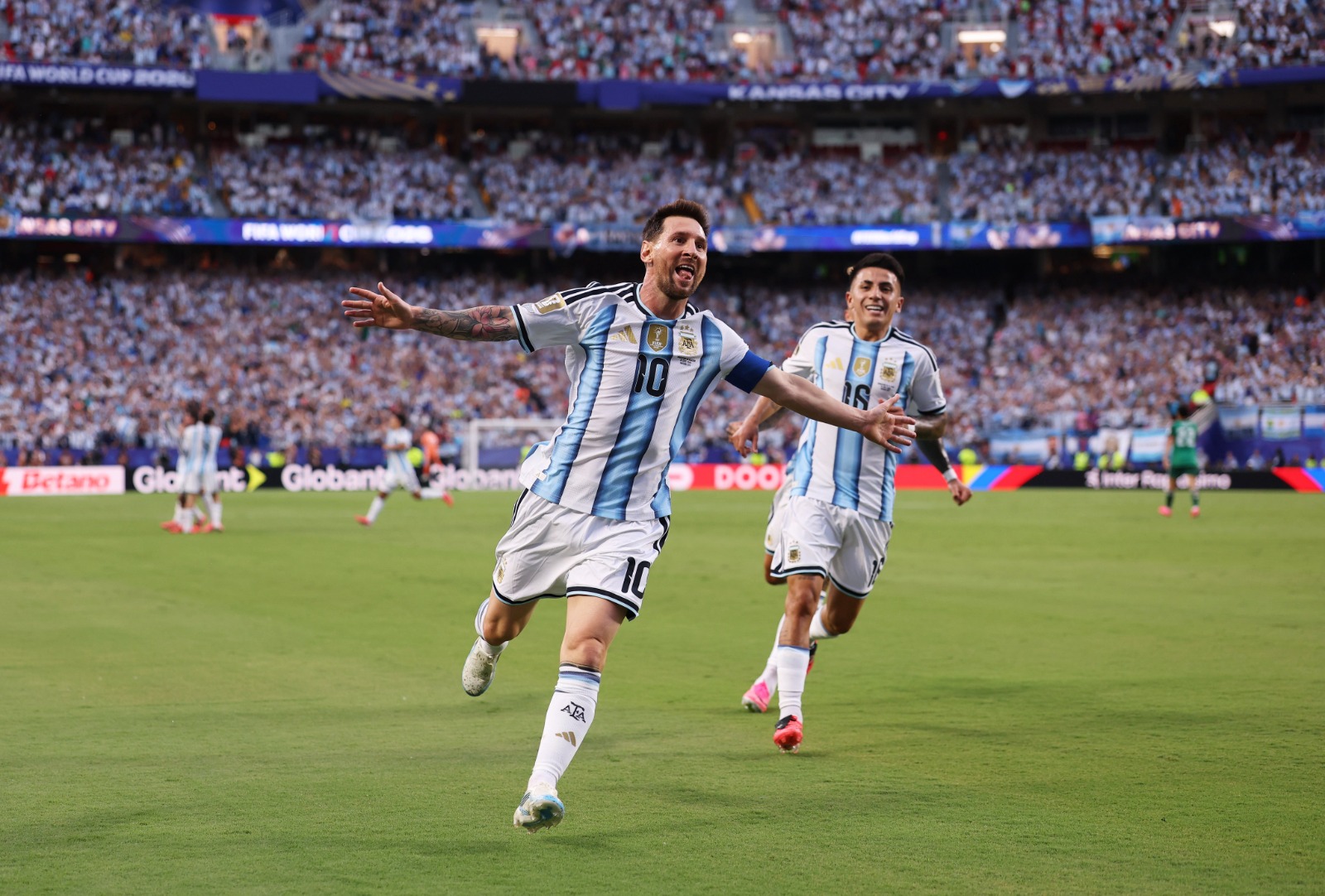 Messi sella triunfo de Argentina con histórico triplete