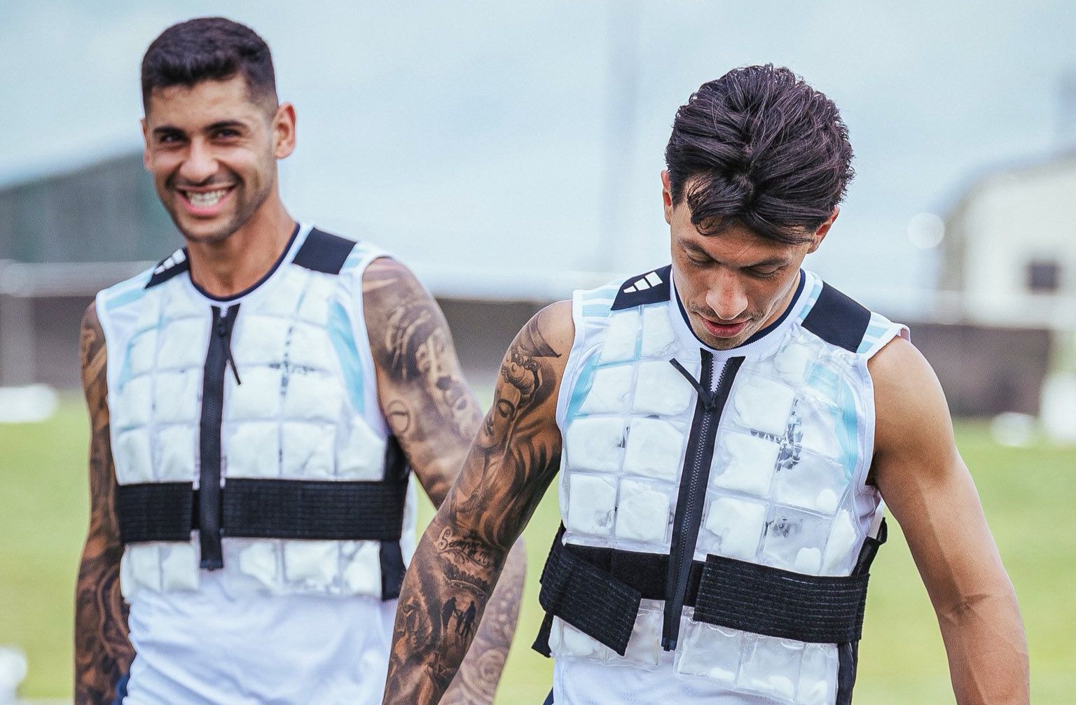Argentina adopta chalecos refrigerantes en entrenamientos - Jugadores de Argentina con chalecos refrigerantes en entrenamiento
