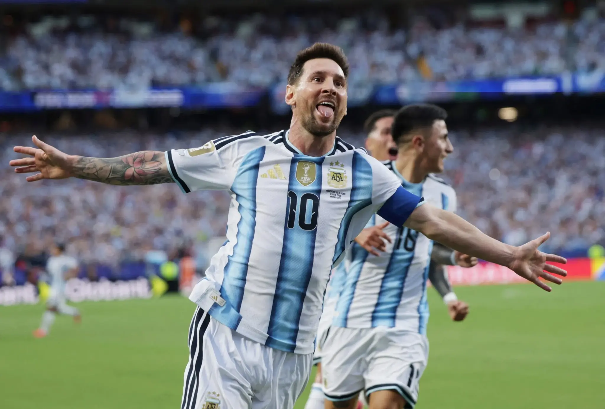 Messi iguala récord y supera a Argelia con un hat-trick - Messi y la hija de Mahrez en un momento distendido