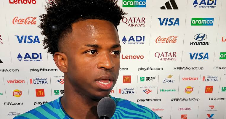 FIFA permite español en entrevistas tras polémica con Vinícius Jr. - Vinícius Jr. en conferencia de prensa
