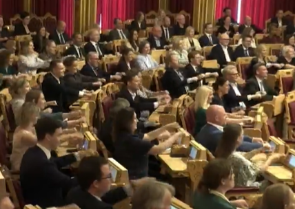 Noruega irrumpe con arenga vikinga en el Parlamento