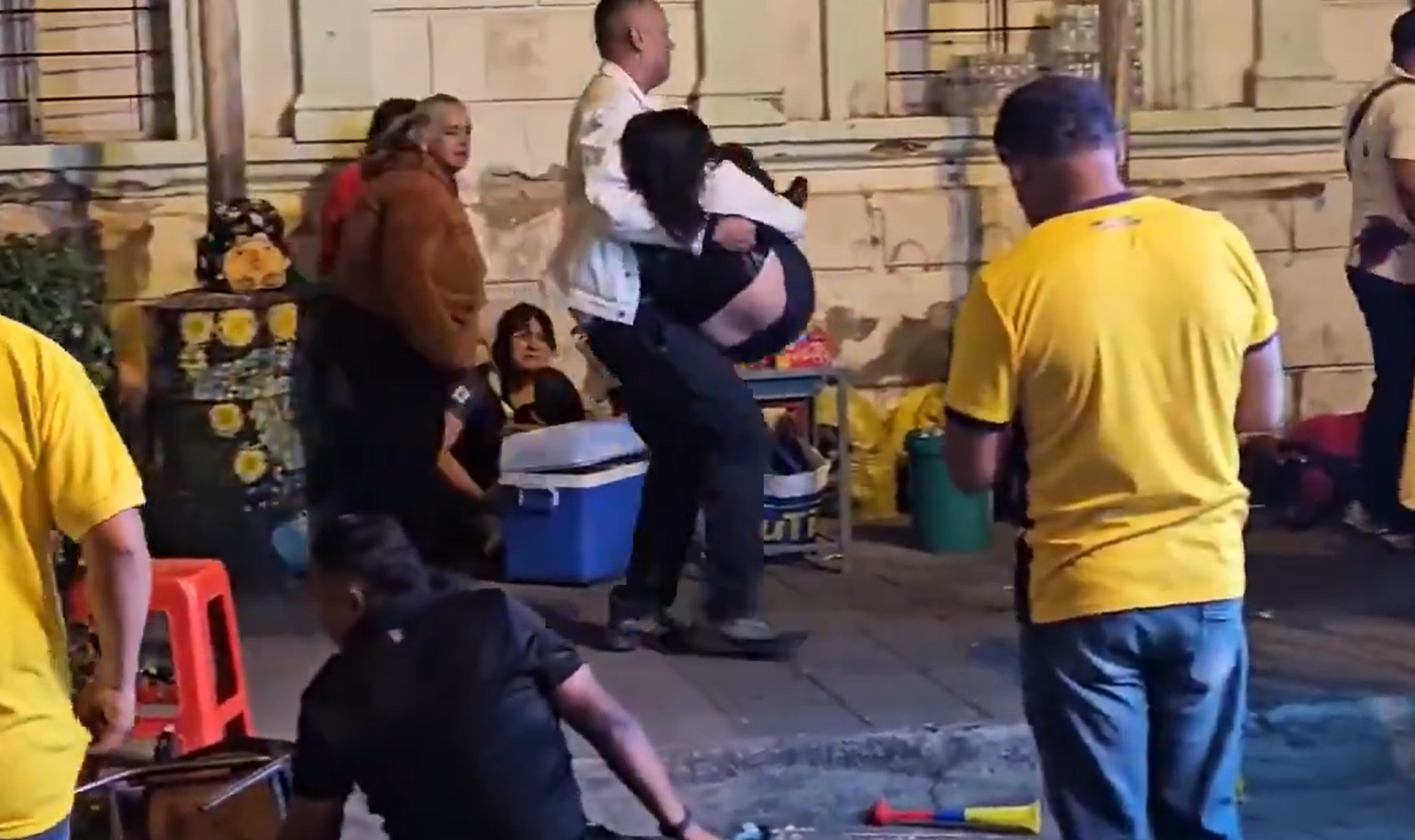 Aficionado dispara en medio de partido Ecuador vs Curazao tras fallas de La Tri - Aficionado dispara en medio de partido
