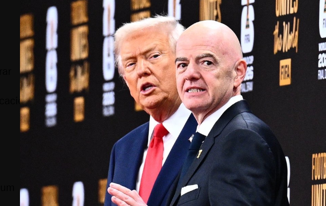 img of Infantino y Trump entregan trofeo al campeón del Mundial 2026