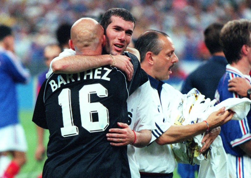 Zidane considera a Barthez como entrenador de arqueros en Francia - Zidane y Barthez, campeones del mundo en 1998