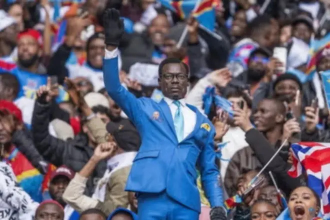 Lumumba Vea cautiva a los hinchas con su homenaje a Patrice Lumumba - Lumumba Vea en el estadio