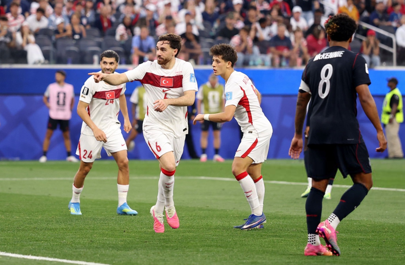 Turquía supera a EEUU 3-2 en un dramático cierre - Kaan Ayhan anotó el gol definitivo para Turquía