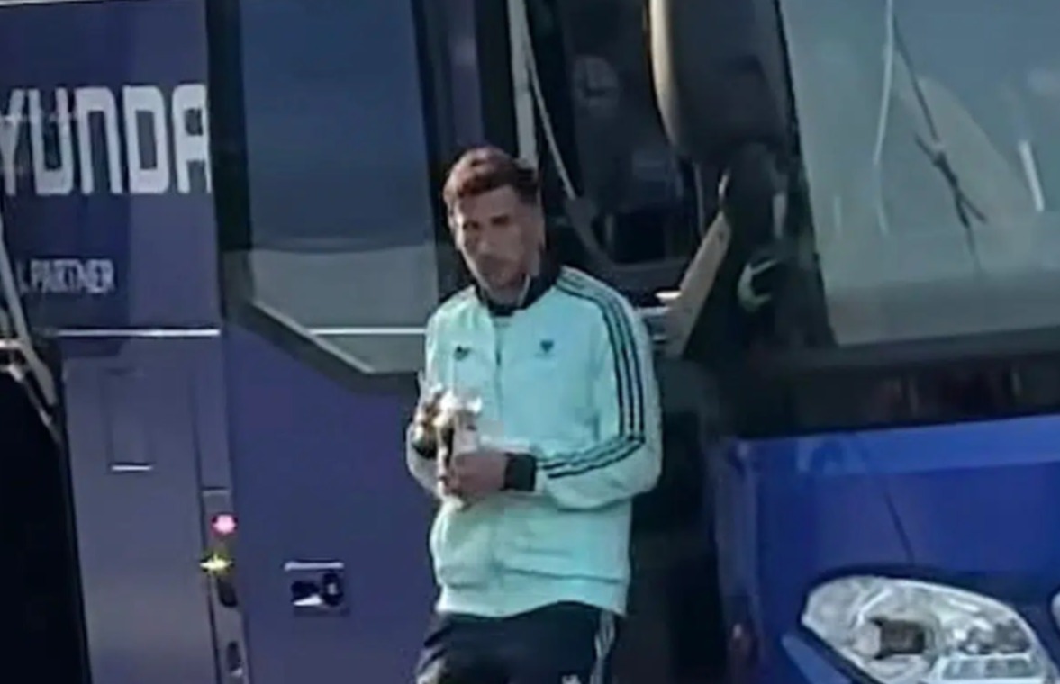Goretzka sube al bus de Ecuador tras derrota alemana - Goretzka en el bus de Ecuador