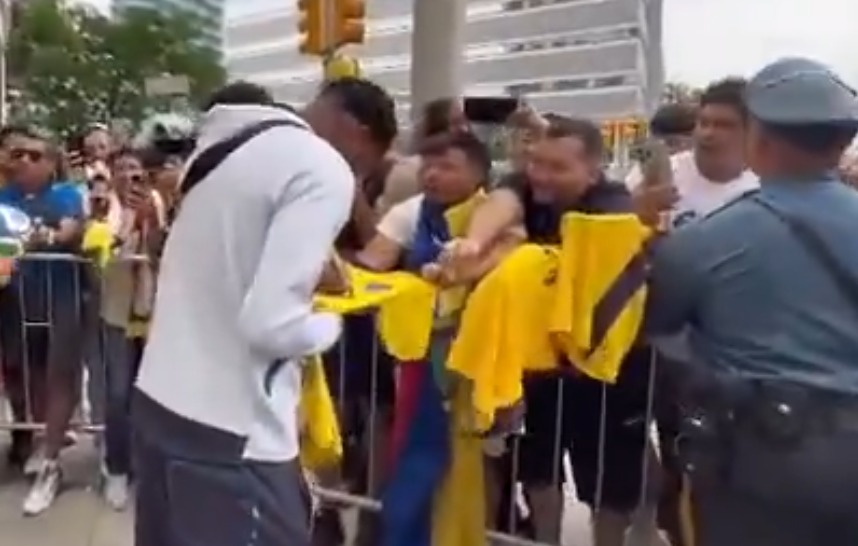 Ecuador supera a Alemania y sella su clasificación con goles de Nilson Angulo y Gonzalo - La Tri celebra con sus hinchas después de la victoria