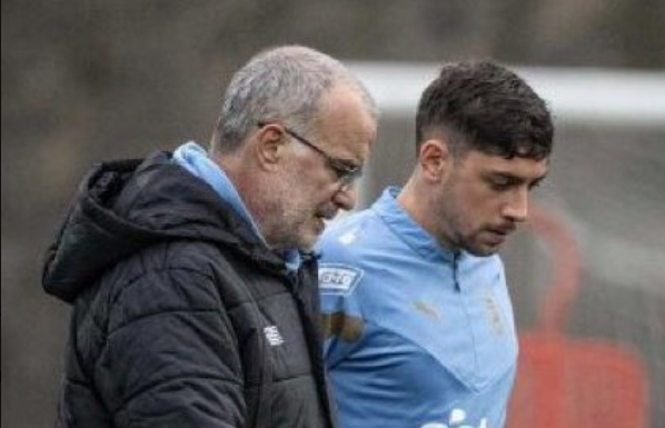 Bielsa acusa a jugadores de intentar su despido en tensa charla de 48 minutos