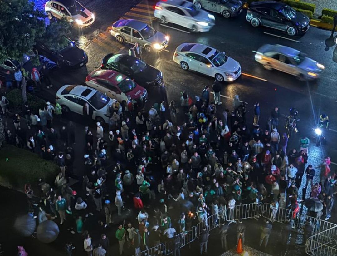 Ecuador supera presión mexicana con tranquilidad - Hinchas mexicanos frente al hotel de Ecuador