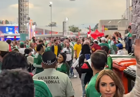 img of Hinchas mexicanos reciben a ecuatorianos con hostilidad