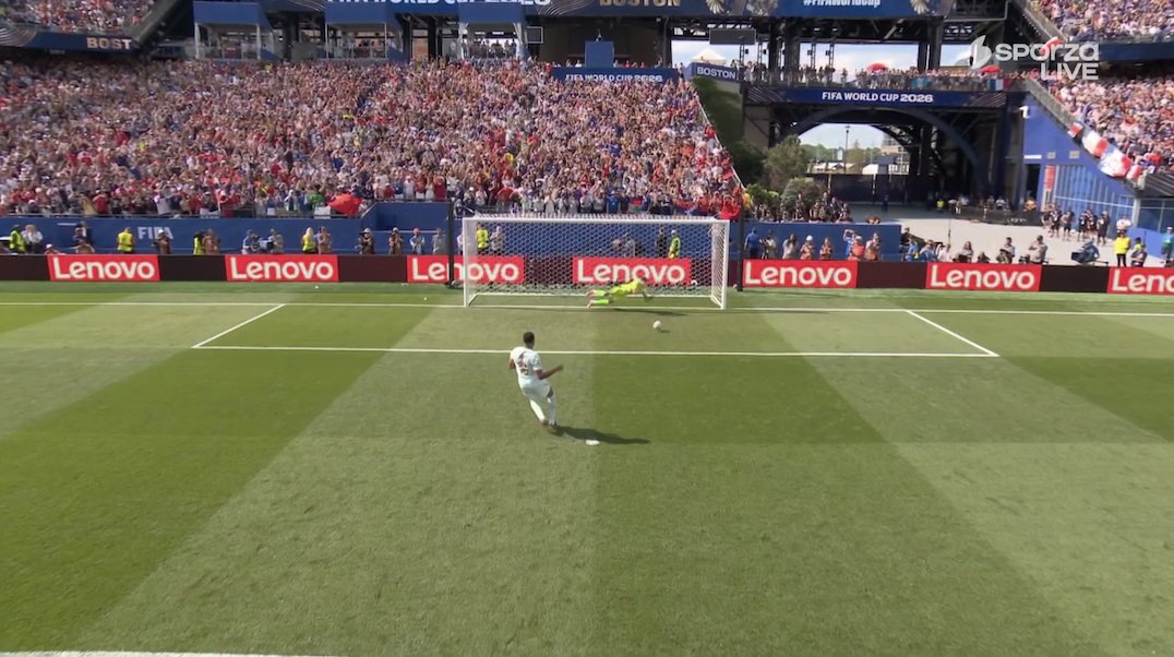 img of Mbappé falla penal clave: Bono lo supera en duelo decisivo