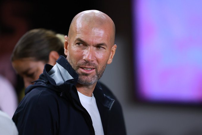 Zidane sella su llegada a Francia después de la final del Mundial 2026