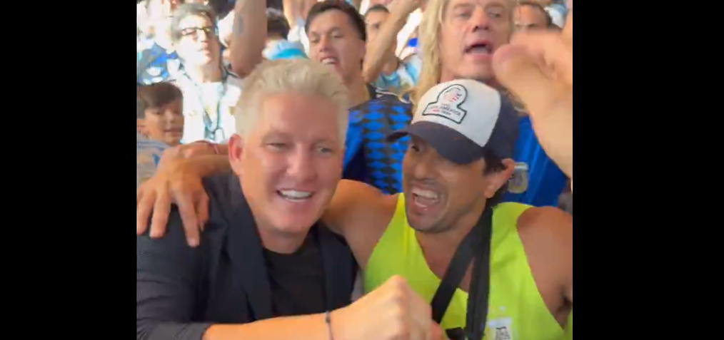 Schweinsteiger se suma a la fiesta argentina tras el pase a la final - Schweinsteiger festeja con hinchas argentinos