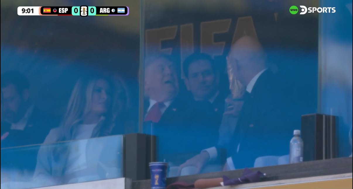 Trump carga el trofeo de la Copa del Mundo en la final
