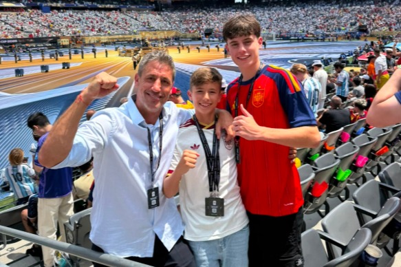 Capdevila supera obstáculos y disfruta la final del Mundial con sus hijos