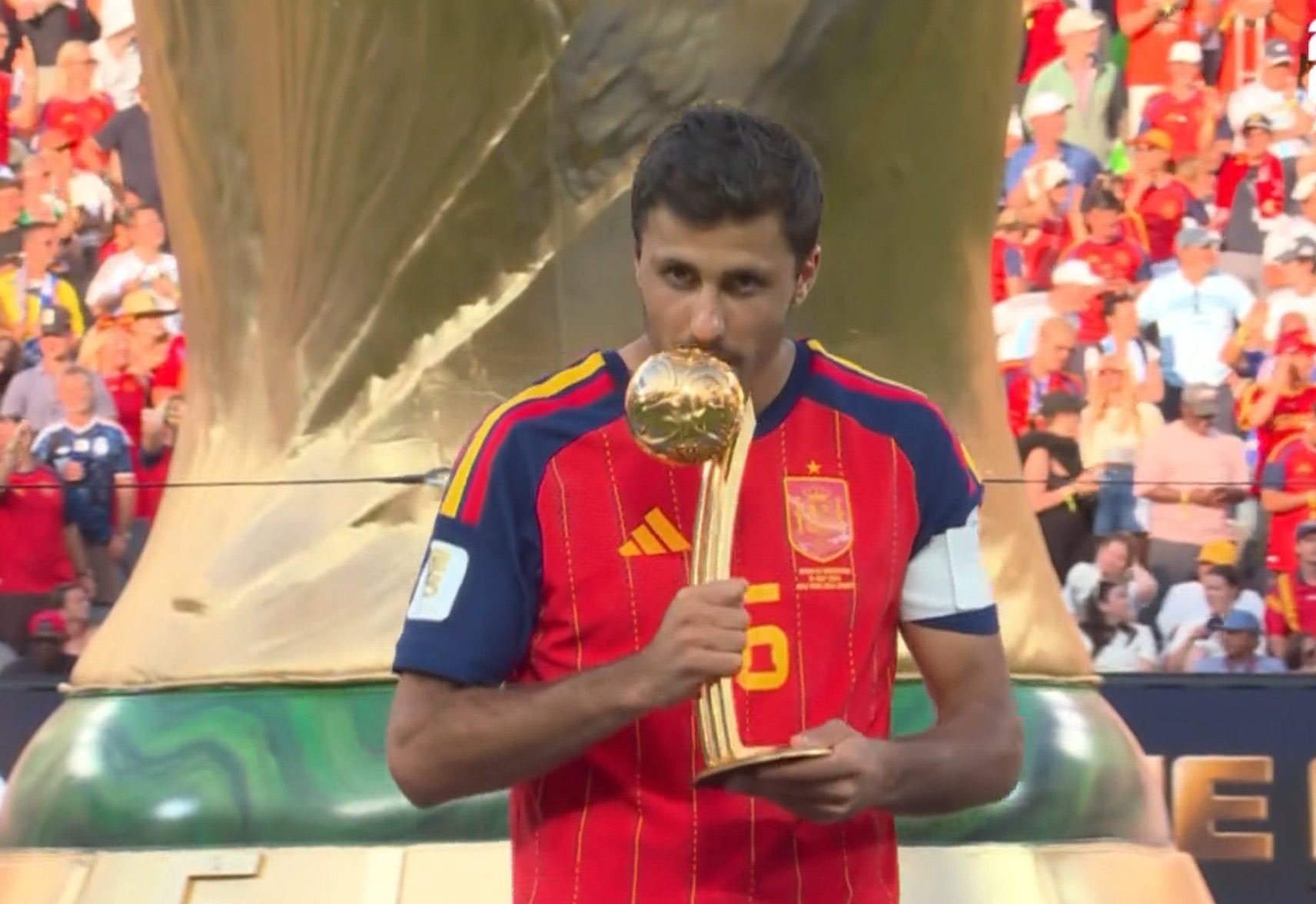 Rodri se corona como el Balón de Oro del Mundial 2026 - Rodri recibe el Balón de Oro del Mundial 2026